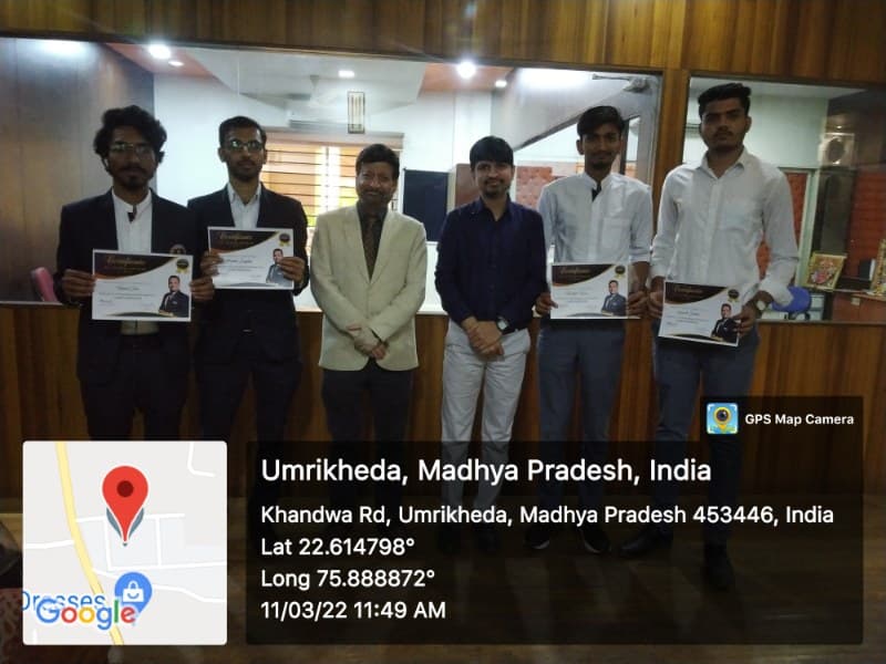 BadaBusiness Scholarship recipients receiving their ₹1 Lakh scholarship certificates with the Principal.