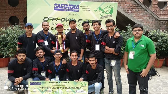Team EFFIROADERS holding their 'Winner: Light Vehicle Award' at SAENIS EFFICYCLE 2017.