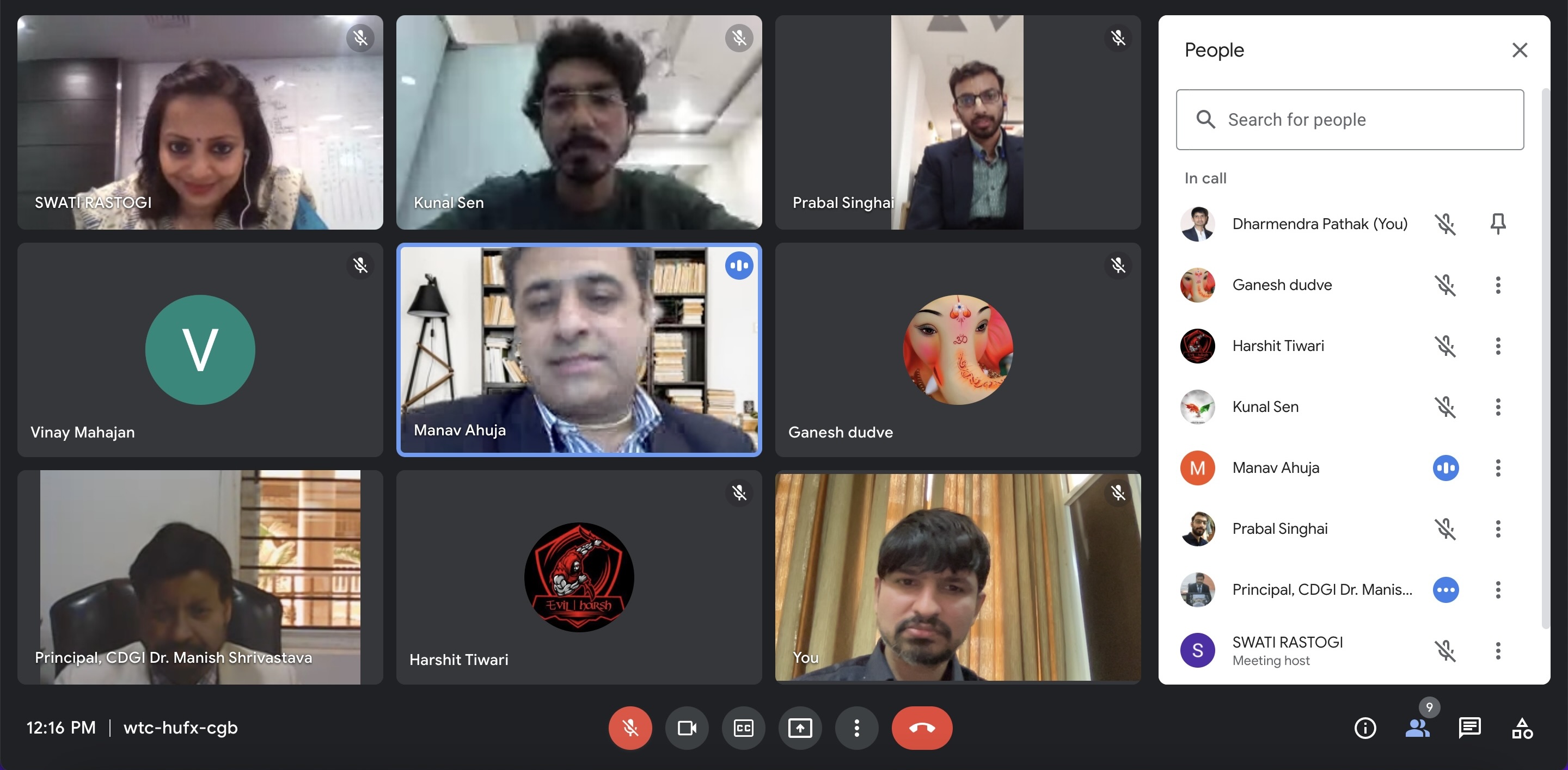 Students Vinay Mahajan, Kunal Sen, Prabal Singhai, Ganesh Dudve, and Harshit Tiwari attending the BadaBusiness Scholarship call.